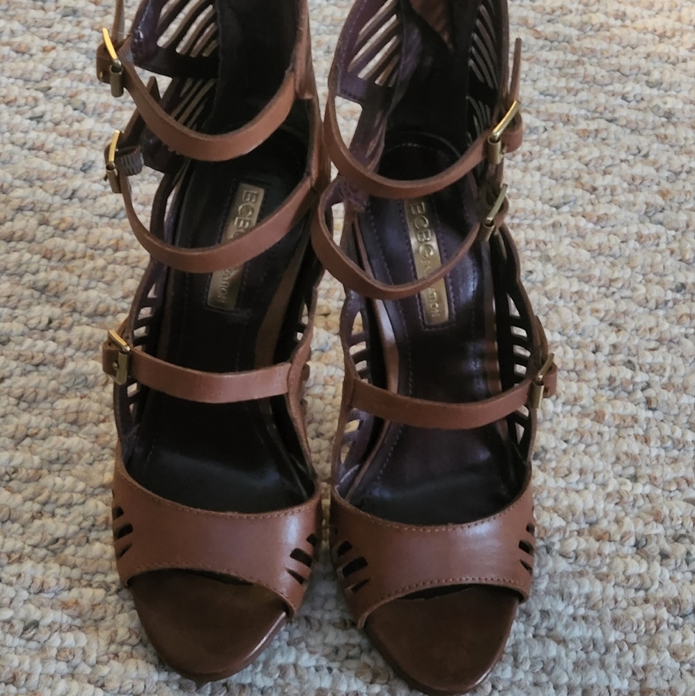 BCBG size 4 heels new